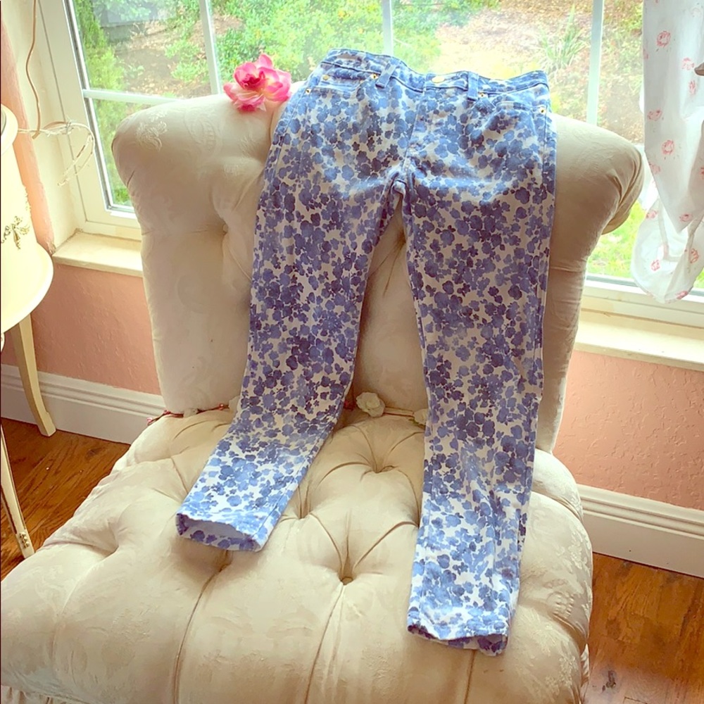 Lovely blue and flower printed jeans!🌸